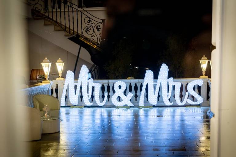 scritta luminosa mr & mrs